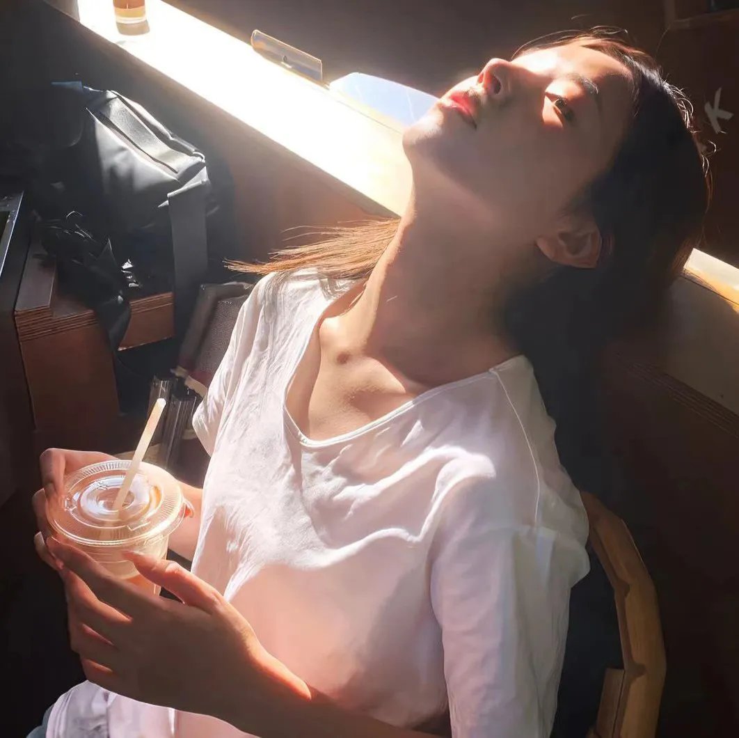 碧窗艳影